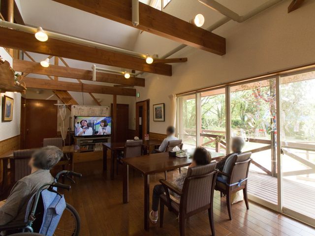 居心地の良い共有スペース 共有スペース 木の温もりあふれる明るい食堂です。利用者がテレビを見ながらくつろいでいます。