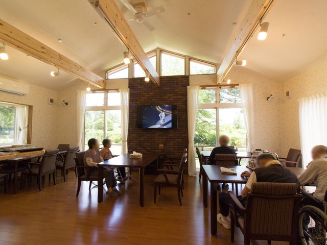 天井が高いリビング 共有スペース 木のぬくもりが感じられるリビングでは、のんびりテレビを楽しむことが出来、窓からは自然の光がたっぷりと入ります。