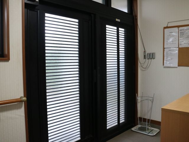 和室の掃き出し窓 玄関 ゆったりと使える和室には掃き出し窓があり、明るい日差しが心地よい空間を演出しています。木のぬくもりが感じられるバリアフリー設計です。