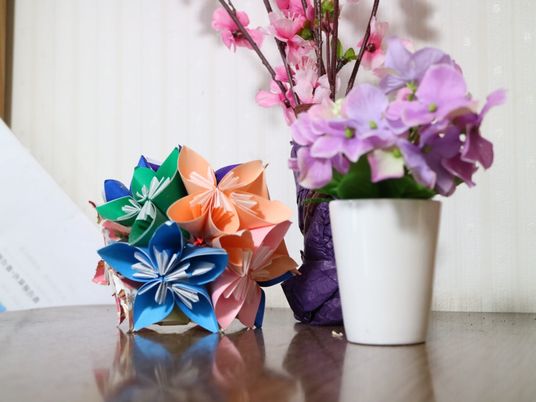 色とりどりの折り紙と花