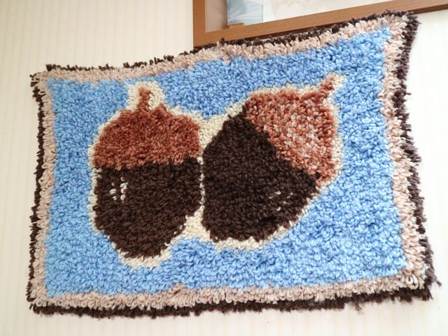 手作りの壁掛けアート 洗面所 居心地の良い環境作りに一役買っている、手作り感のあふれる壁掛け装飾です。日々の暮らしに温もりを添えています。