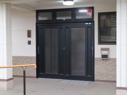 黒い扉と手すりのエントランス