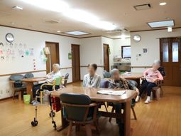 共有スペースでくつろぐ様子