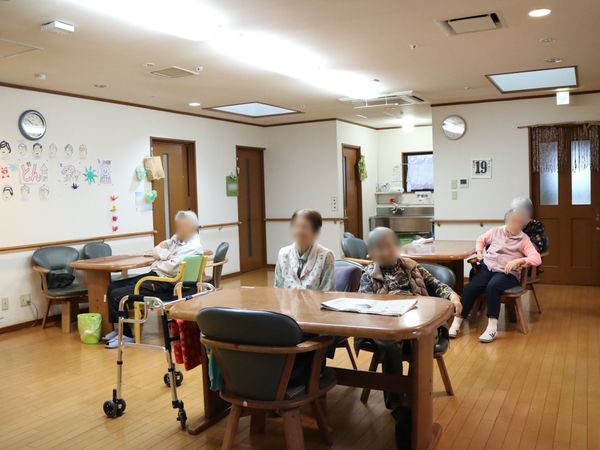 共有スペースでくつろぐ様子