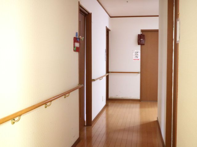 手すり付きの廊下の様子 通路 廊下には安全に配慮した手すりが設置されており、快適な移動がサポートされています。明るく清潔感のある空間が広がっています。