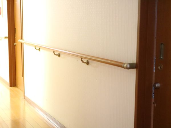廊下の手すりとドア