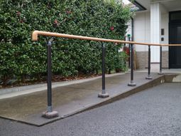 安全な歩行支援手すり