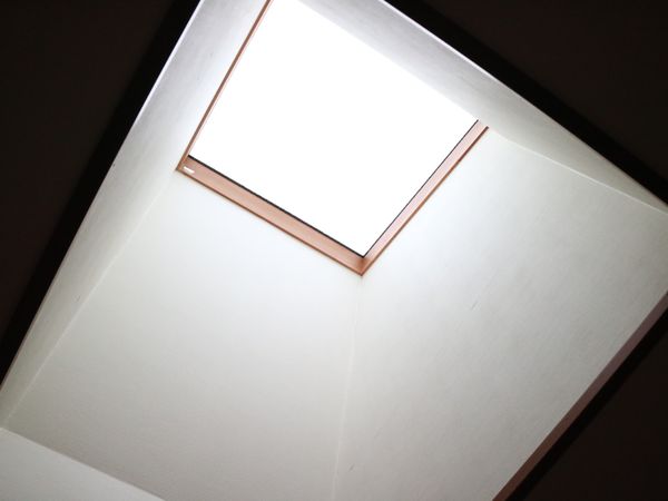 明るい天窓のある居室