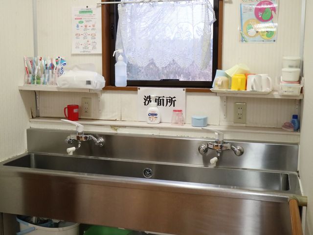 清潔な洗面台 洗面台 洗面台周りは整頓されていて、清掃が行き届いています。使いやすい設計で、日々の身の回りのお世話に効率的です。
