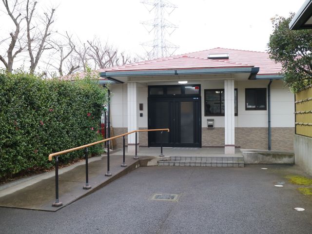 手すり付きの入口 外観 ゆったりとしたスペースのエントランスは、バリアフリーに配慮された手すりも設置されており、安全に配慮された設計です。