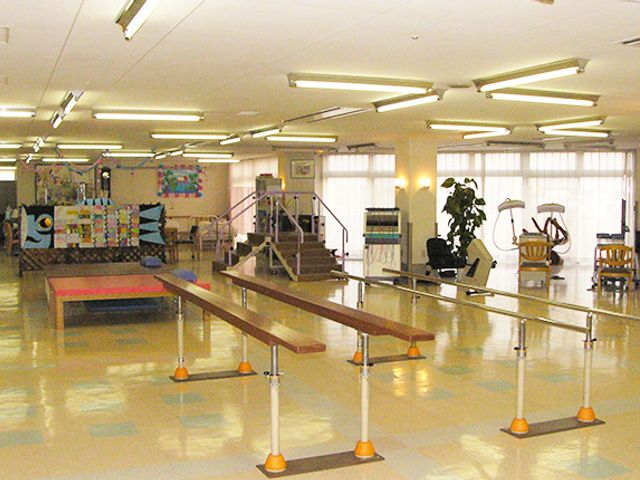 明るい機能訓練室 機能訓練室 広々とした空間に各種訓練器具が整備されています。自然光が差し込み、快適です。