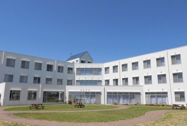 広い中庭と建物