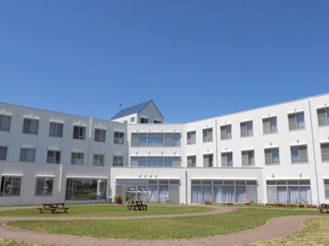 広い中庭と建物 中庭 晴れた日には談笑や休息が楽しめる、広々とした中庭が特徴的です。建物が見渡しやすいデザインです。
