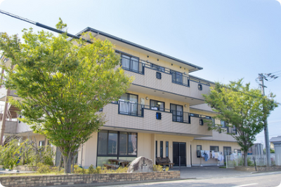 緑に囲まれた建物外観