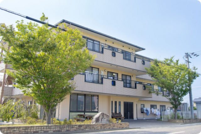 緑に囲まれた建物外観