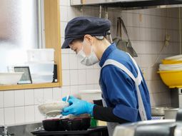 作業中のキッチンスタッフ