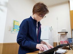 仕事に集中するスタッフ