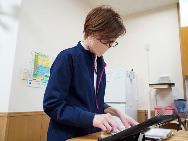 仕事に集中するスタッフ