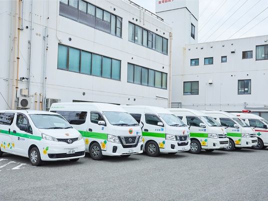送迎車が並ぶ外観  