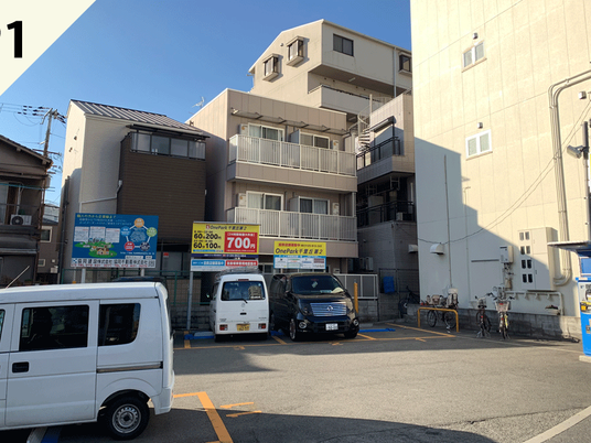 建物外観と駐車場  