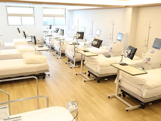 機器が並ぶ明るい機能訓練室  