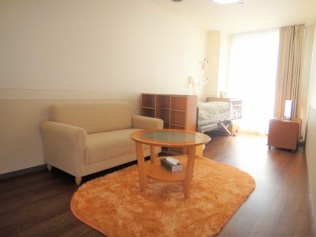 明るい洋室の様子 居室 広々とした居室は、日差しがたっぷりと入り温もりのある空間です。ゆったりとしたソファが置かれ、落ち着いた時間を過ごせるよう配慮されています。