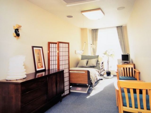 居心地の良い居室 居室 日差しが心地よい居室です。シックな家具と和風のアクセントが落ち着いた雰囲気を醸し出しており、快適にお過ごしいただけます。