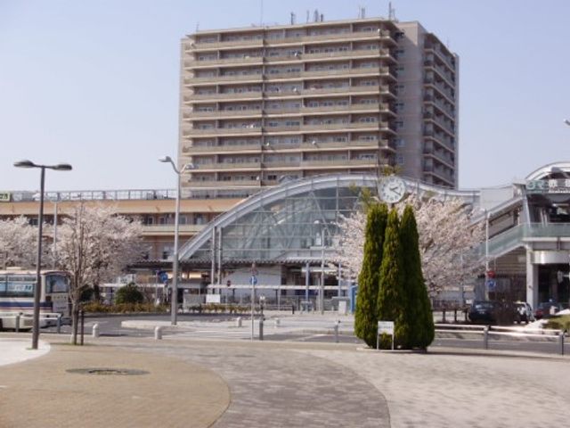 桜並木のあるエントランス 外観 ガラス張りの入口を持つ建物前には桜が植えられ、季節を感じながら勤務できる環境です。
