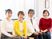 笑顔の職員と利用者のリビング  