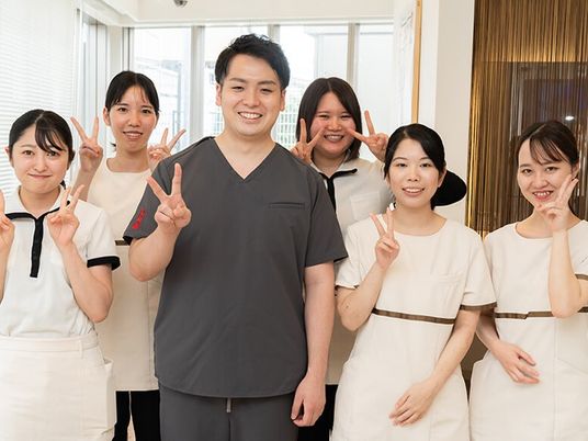 笑顔のスタッフ集合ロビー  