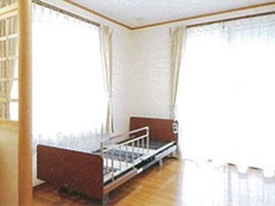 明るい居室のベッド