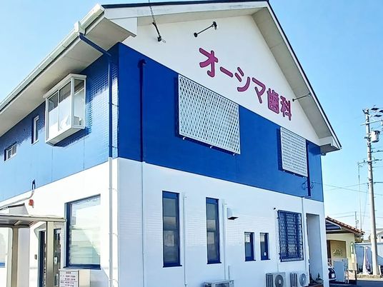 青白い建物の外観  