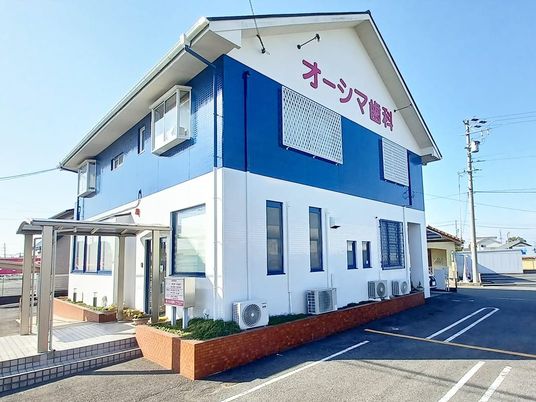 青白い建物の外観  
