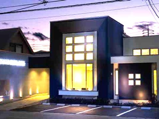 夕景の建物外観  