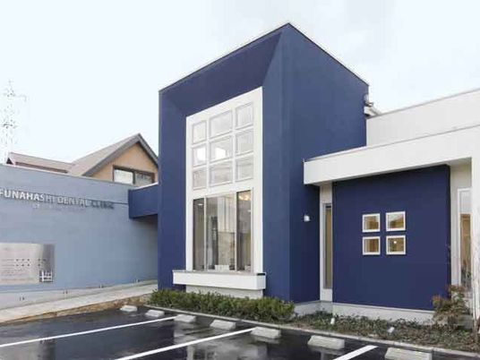 青い外壁の建物外観  