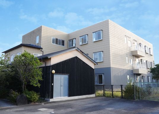 3階建ての建物の外観