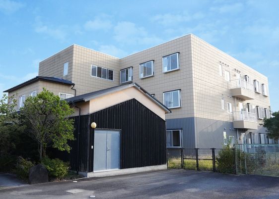 3階建ての建物の外観