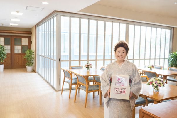 自然光と笑顔のエントランス