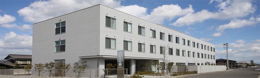 白い建物の外観