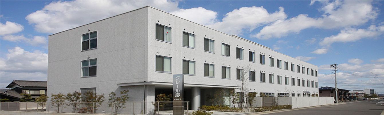 白い建物の外観