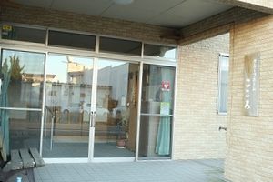 広い出入口のエントランス