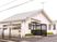 白い建物の外観  