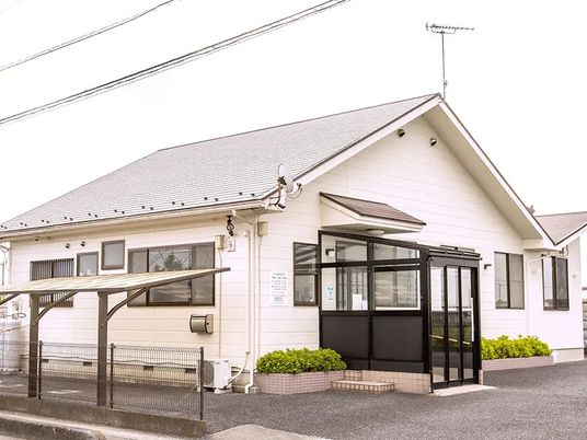 白い建物の外観  