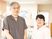 職員2人が並ぶリビング  