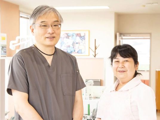 職員2人が並ぶリビング  