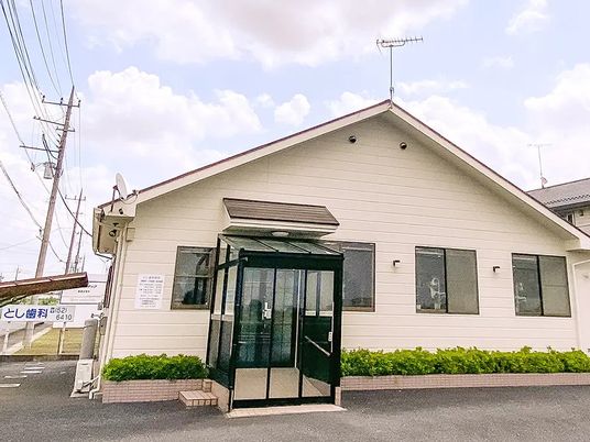 白い建物の外観  