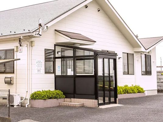 白い建物の入口外観  