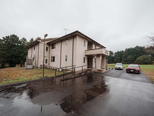 静かな佇まいの建物外観