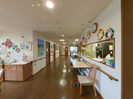 明るい廊下の風景