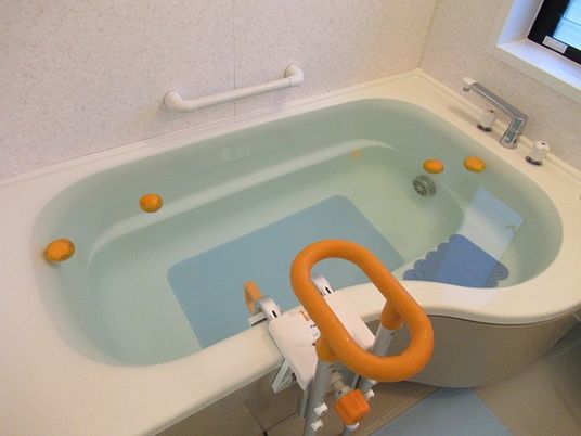 介護用の清潔な浴室
